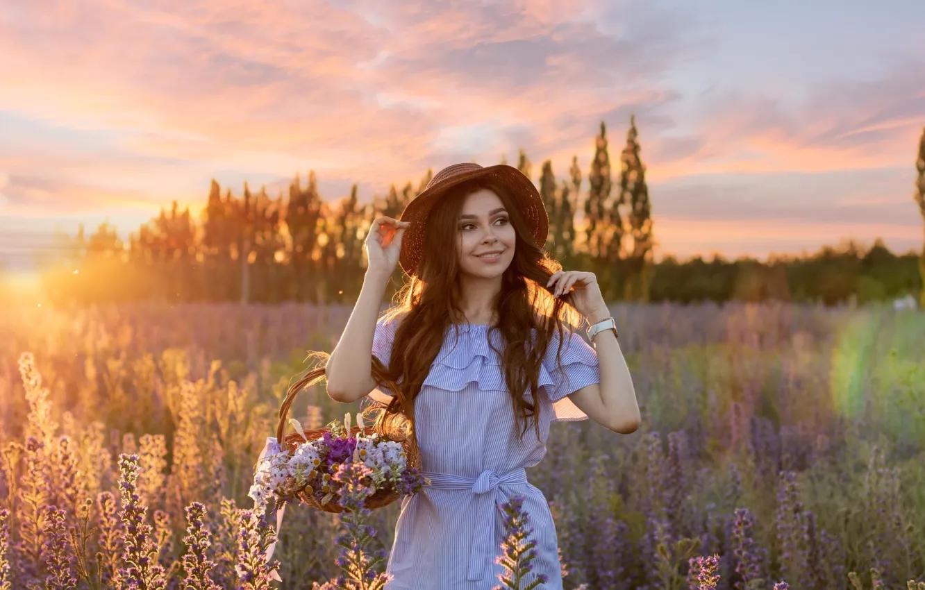 Фото обои взгляд, девушка, цветы, природа, улыбка, корзина, шляпа, платье