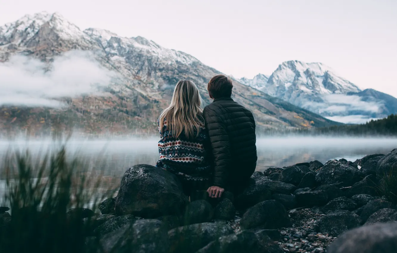 Фото обои девушка, горы, озеро, камни, утро, парень