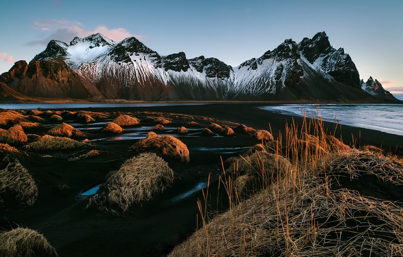 Фото обои небо, трава, горы, утро, Исландия, первые лучи, Vestrahorn, Stockksness
