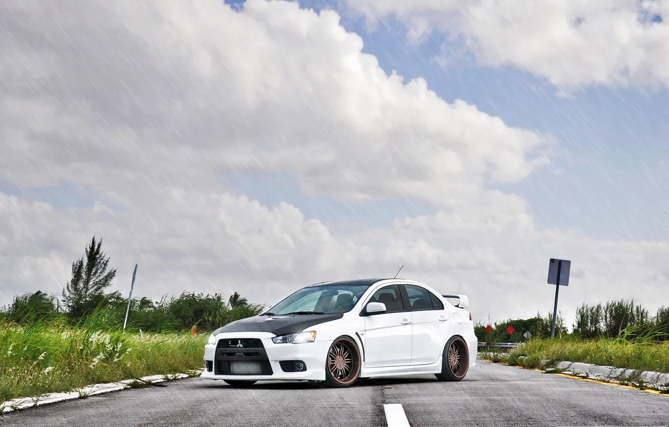 Фото обои дорога, белый, дождь, mitsubishi, lancer, митсубиси, evolutionX