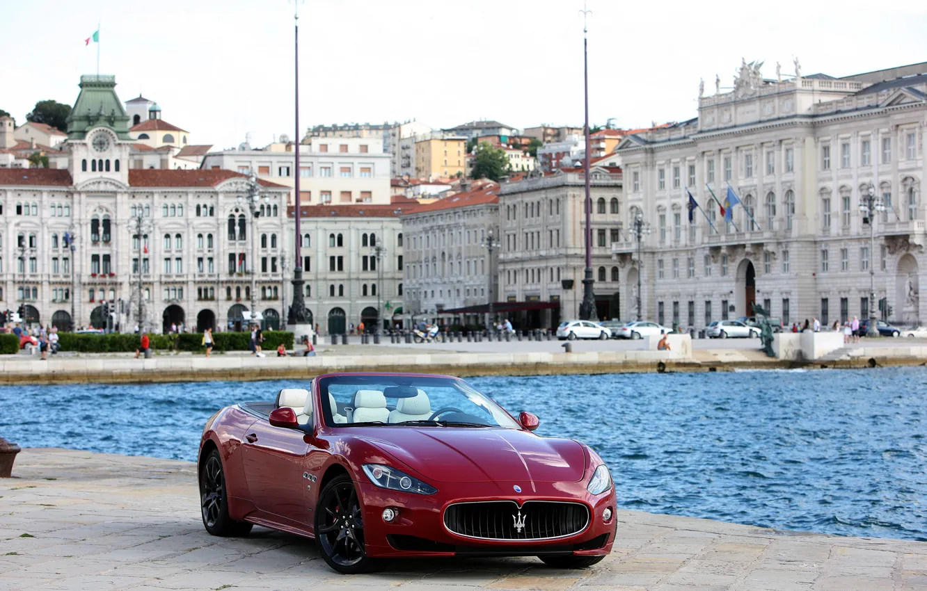 Фото обои город, фото, Maserati, вишневый, кабриолет, автомобиль, спереди, 2011