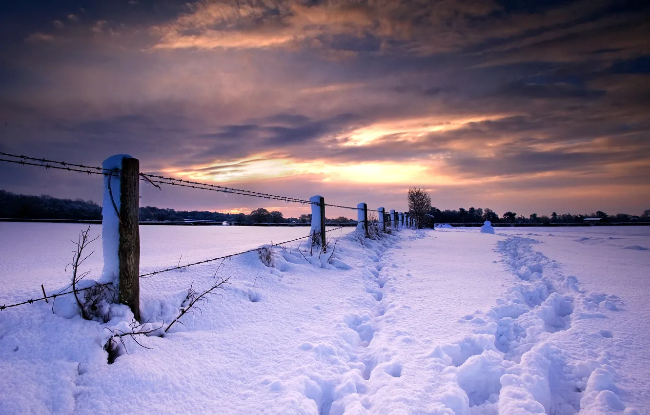 Фото обои зима, снег, закат, следы, природа, забор