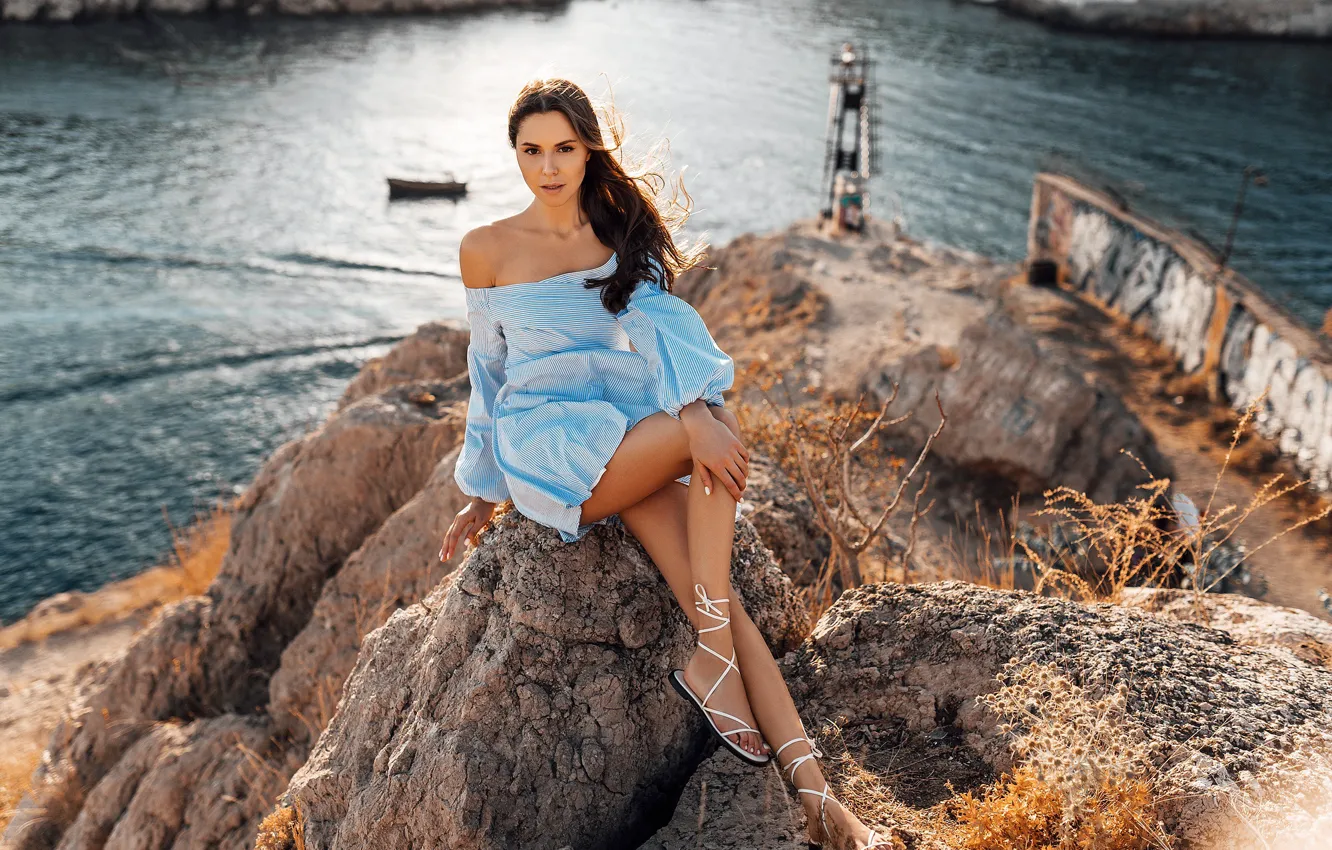 Фото обои море, девушка, поза, скала, ножки, Крым, Антон Сваровский, Настя Бочкова