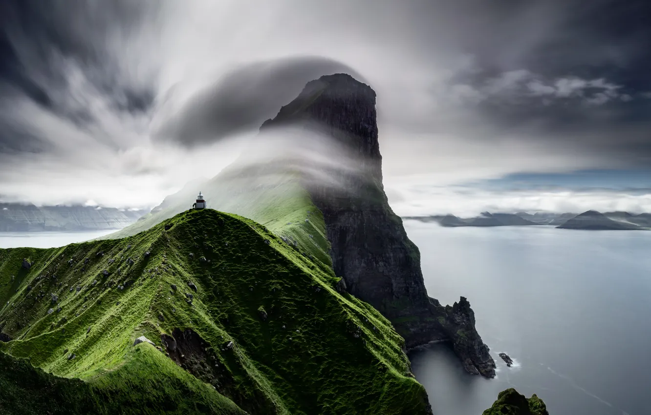 Фото обои небо, облака, горы, туман, маяк, Фарерские острова, атлантический океан