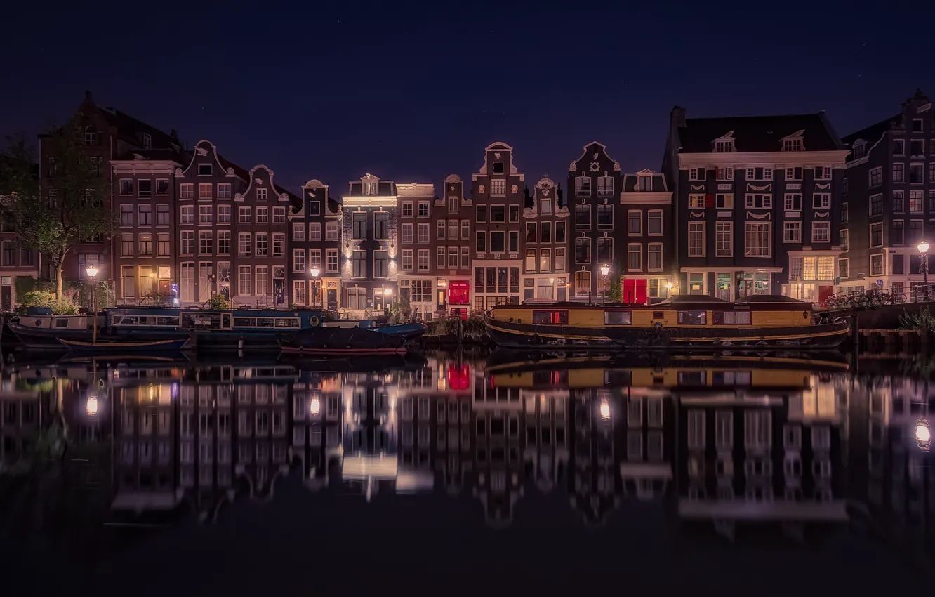 Фото обои ночь, город, огни, лодка, дома, Амстердам, канал, Нидерланды
