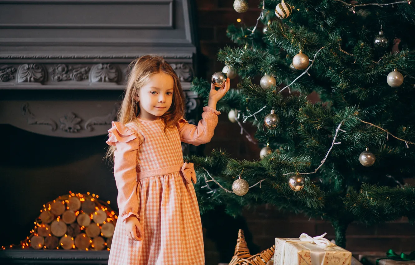 Фото обои взгляд, комната, шары, игрушки, елка, ребенок, Рождество, девочка