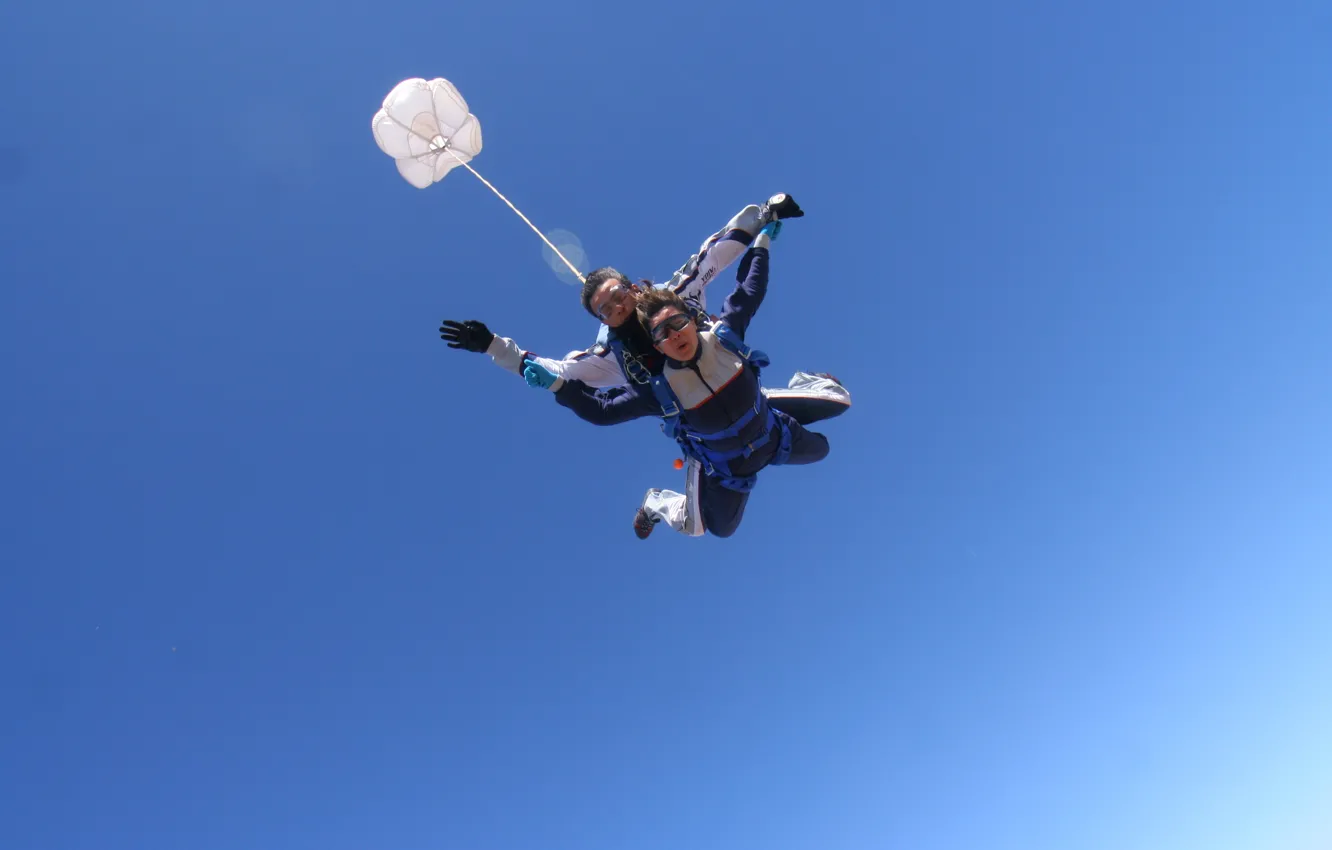 Фото обои небо, голубые, очки, парашют, контейнер, парашютисты, tandem, экстремальный спорт