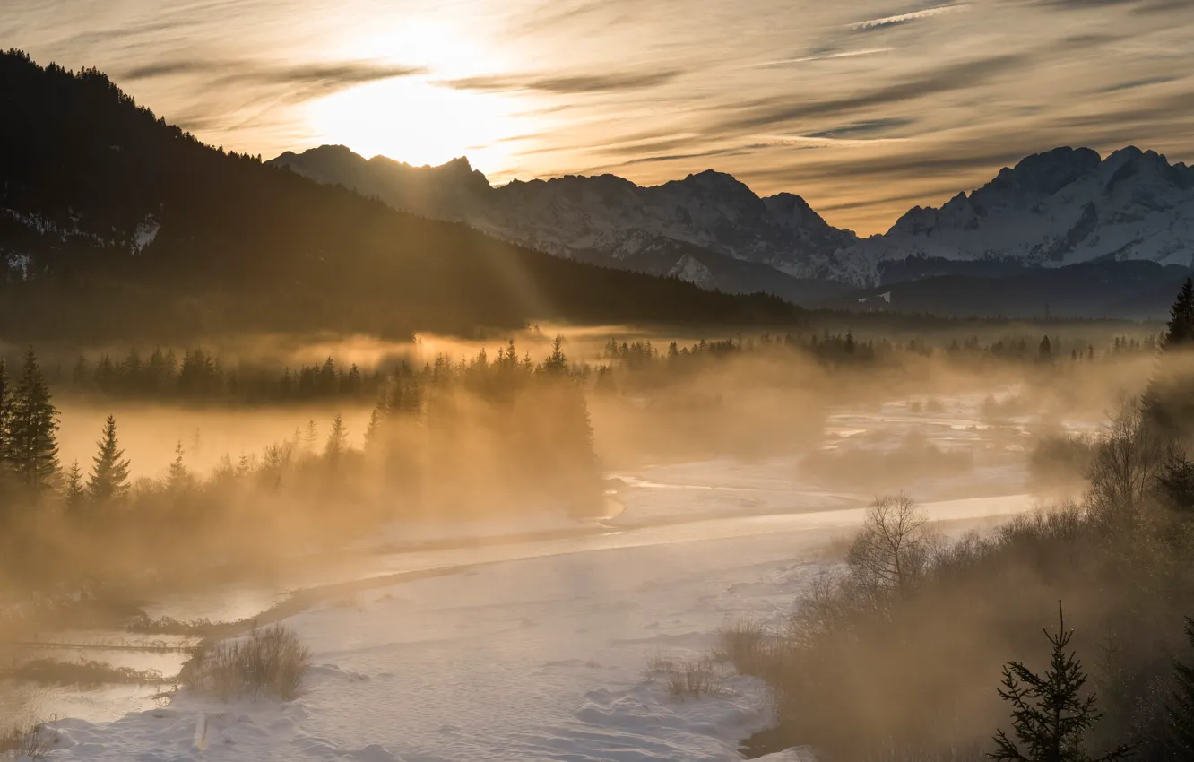 Фото обои зима, лес, солнце, облака, лучи, свет, горы, туман