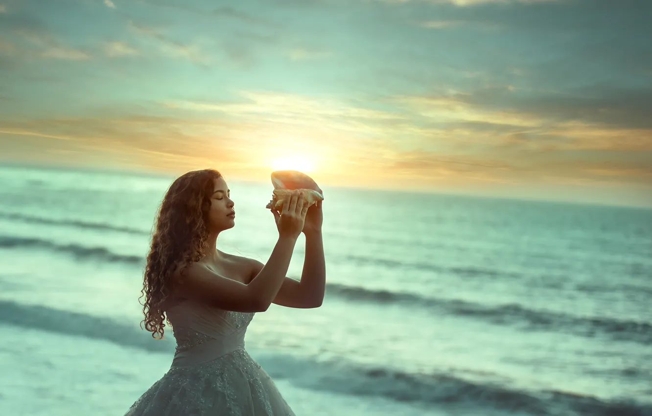Фото обои море, волны, солнце, прибой, девочка, Edie Layland
