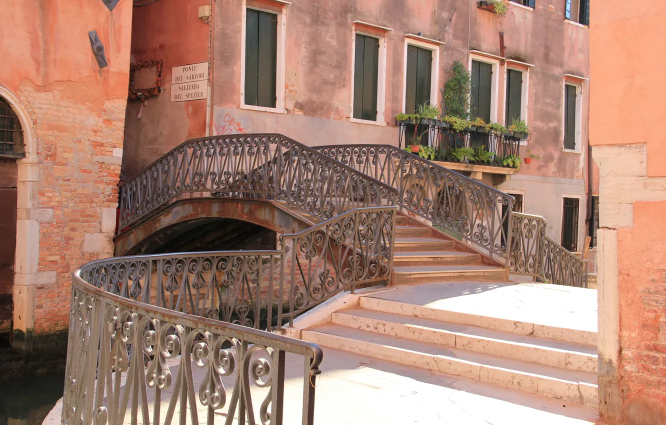 Фото обои окна, здания, Италия, Венеция, балкон, мостик, горшки, Italy