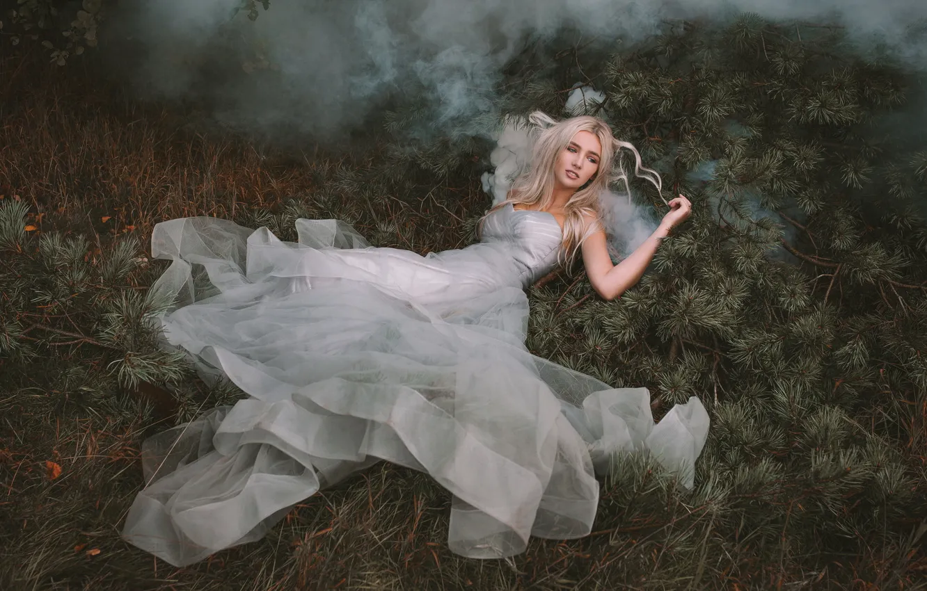 Фото обои лес, девушка, туман, дым, платье, блондинка, лежит, хвоя