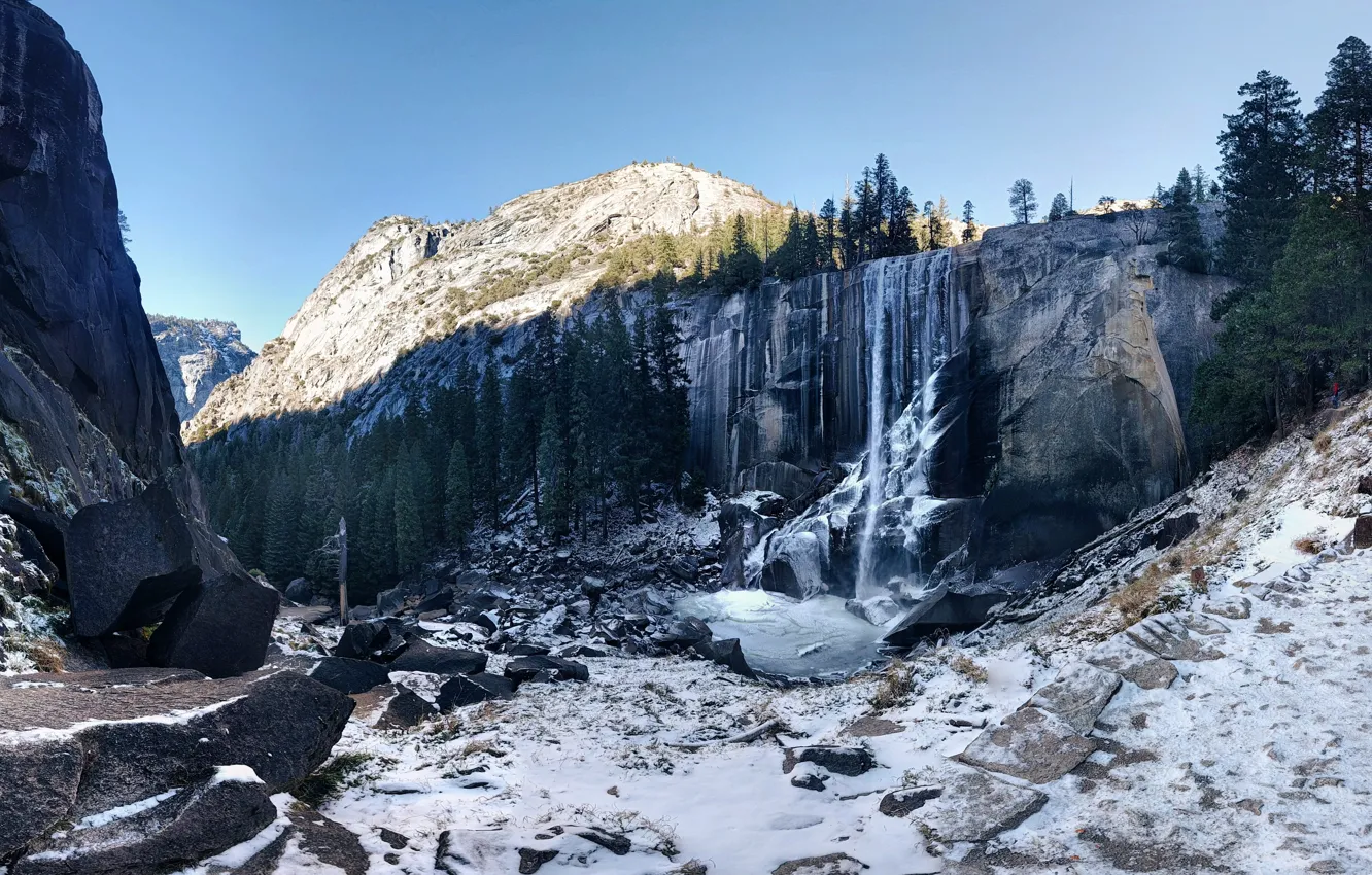 Фото обои небо, снег, деревья, горы, природа, камни, скалы, водопад
