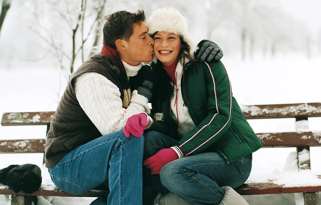 Фото обои зима, девушка, снег, улыбка, поцелуй, лавочка, парень