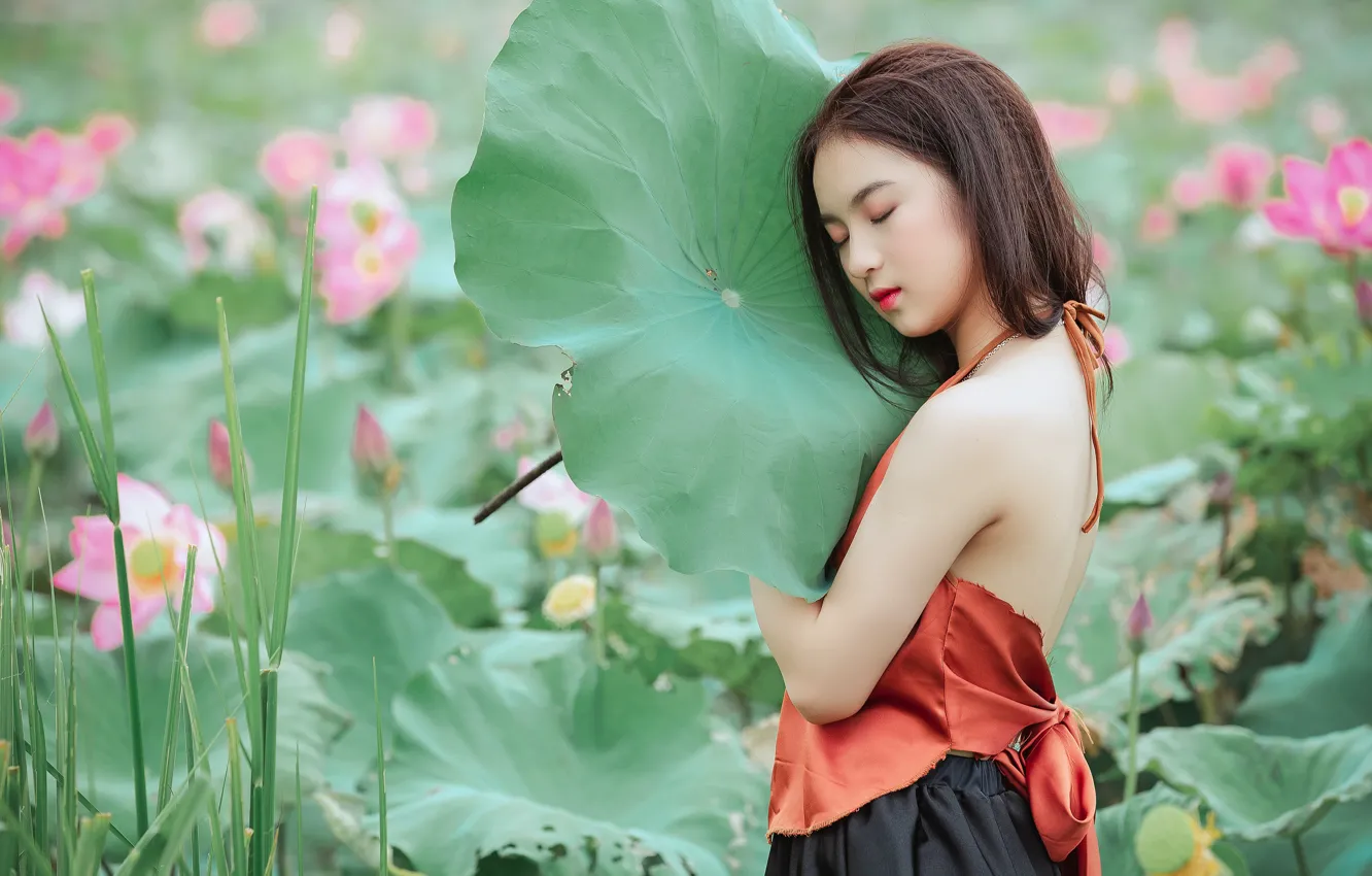 Фото обои листья, девушка, цветы, листок, азиатка, лотосы, плечи, закрытые глаза