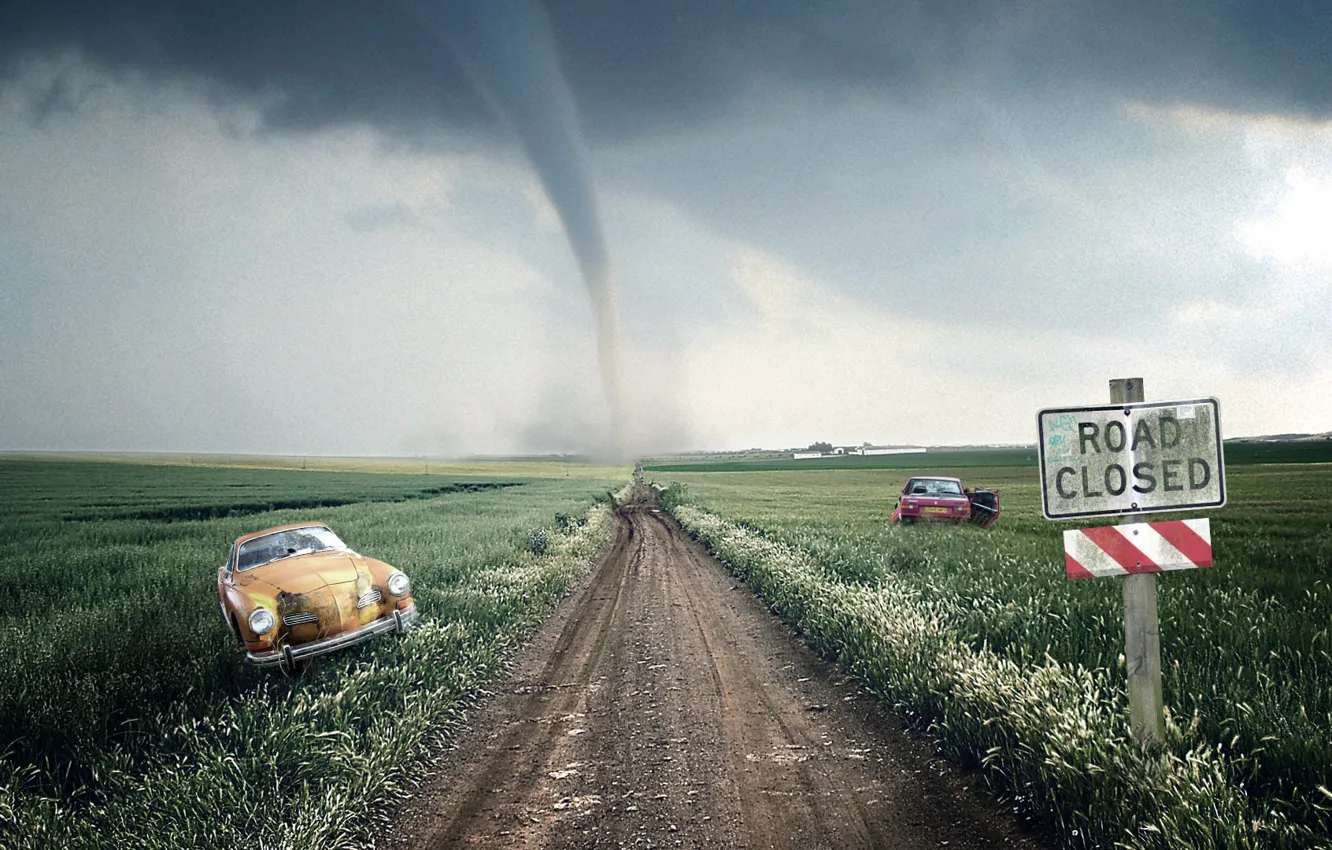 Фото обои дорога, машина, небо, трава, пустота, ураган