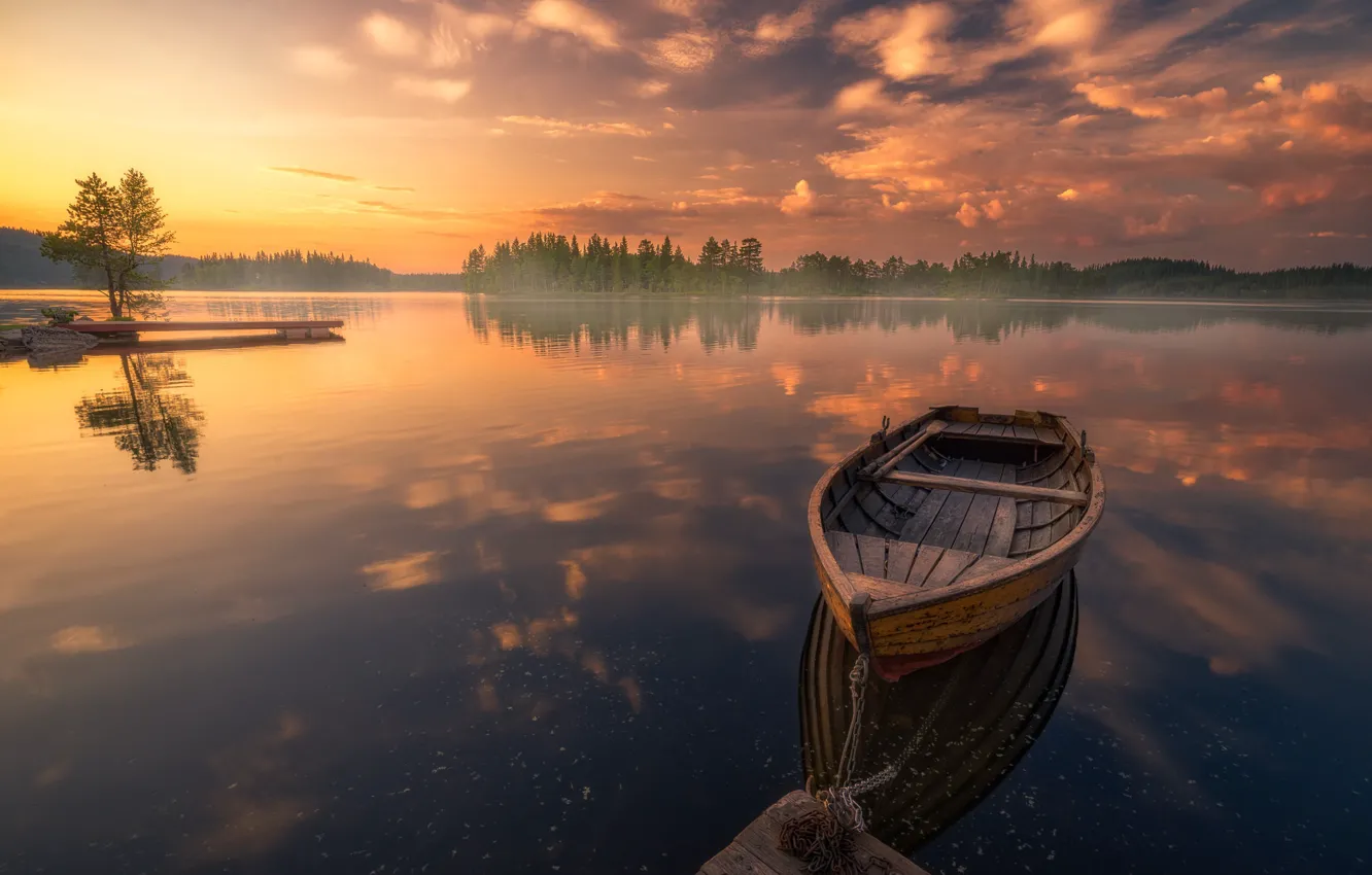 Фото обои деревья, озеро, отражение, восход, рассвет, лодка, спокойствие, утро