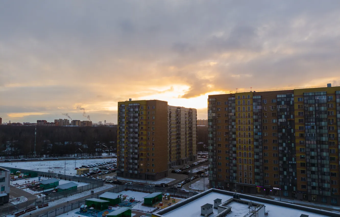 Фото обои зима, закат, тучи, город, люди, пасмурно, здания, дома
