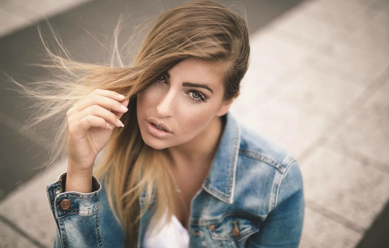 Фото обои взгляд, портрет, макияж, прическа, шатенка, красотка, боке, джинсовка