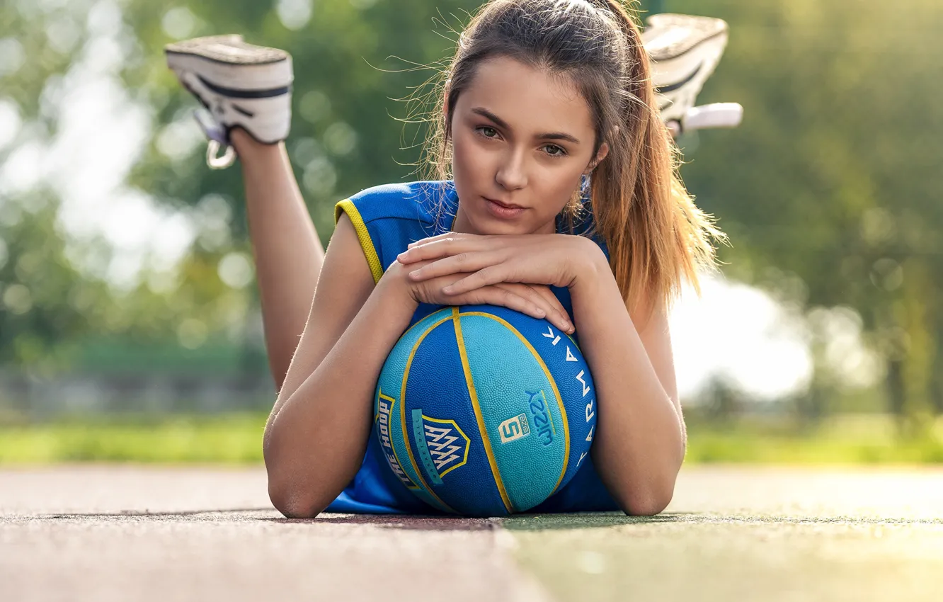 Фото обои girl, bokeh, ball, hand, looking, lying, young woman, young women
