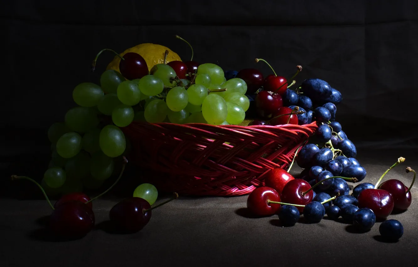 Фото обои синий, зеленый, темный фон, лимон, виноград, фрукты, натюрморт, корзинка
