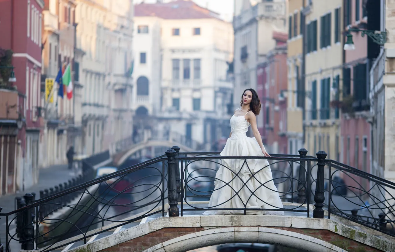 Фото обои девушка, мост, стиль, платье, Италия, Венеция, канал, Alexandrina Calancea