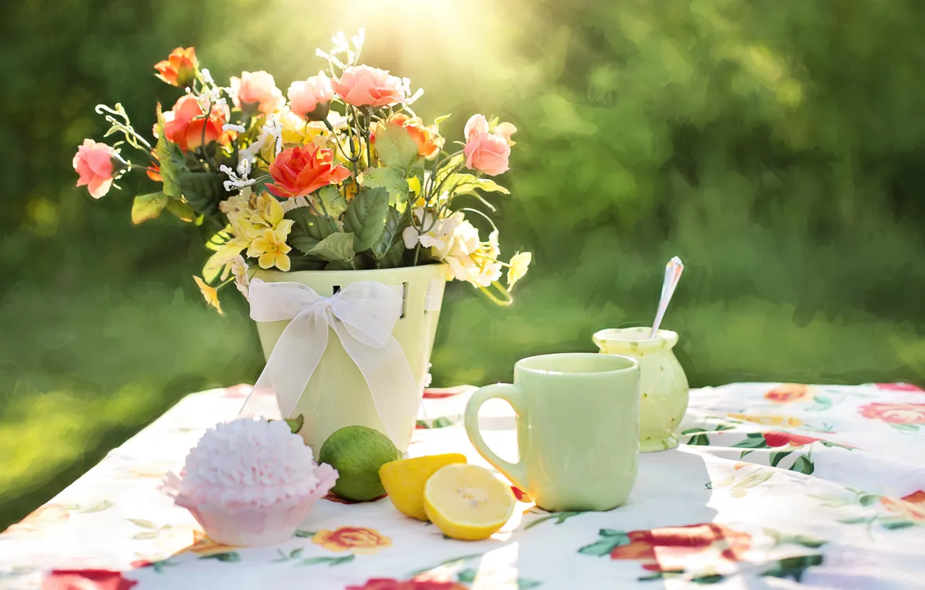 Фото обои цветы, чашка, ваза, пирожное, лимоны, скатерть, cтол
