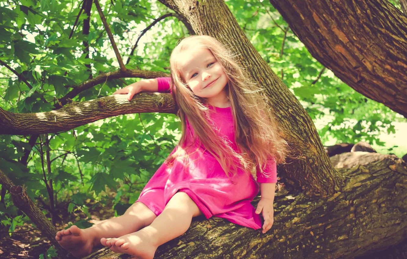 Фото обои улыбка, позитив, smile, little girl, маленькая девочка, positive, зеленая листва, sitting on a tree