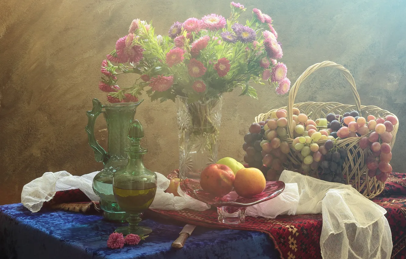 Фото обои цветы, стол, виноград, фрукты, Натюрморт с астрами