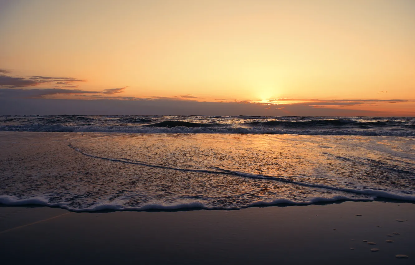 Фото обои песок, море, пляж, вода, облака, закат, берег