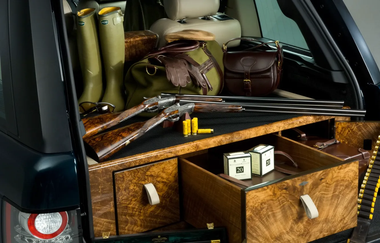 Фото обои сапоги, перчатки, багажник, Range Rover, ружья, патроны, сумки, ренж ровер