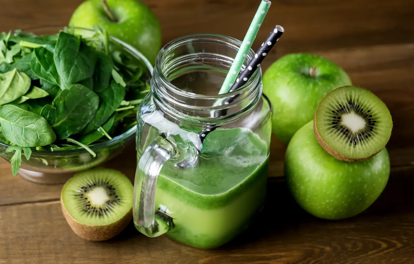 Фото обои зелень, листья, яблоки, доски, еда, киви, сок, кружка