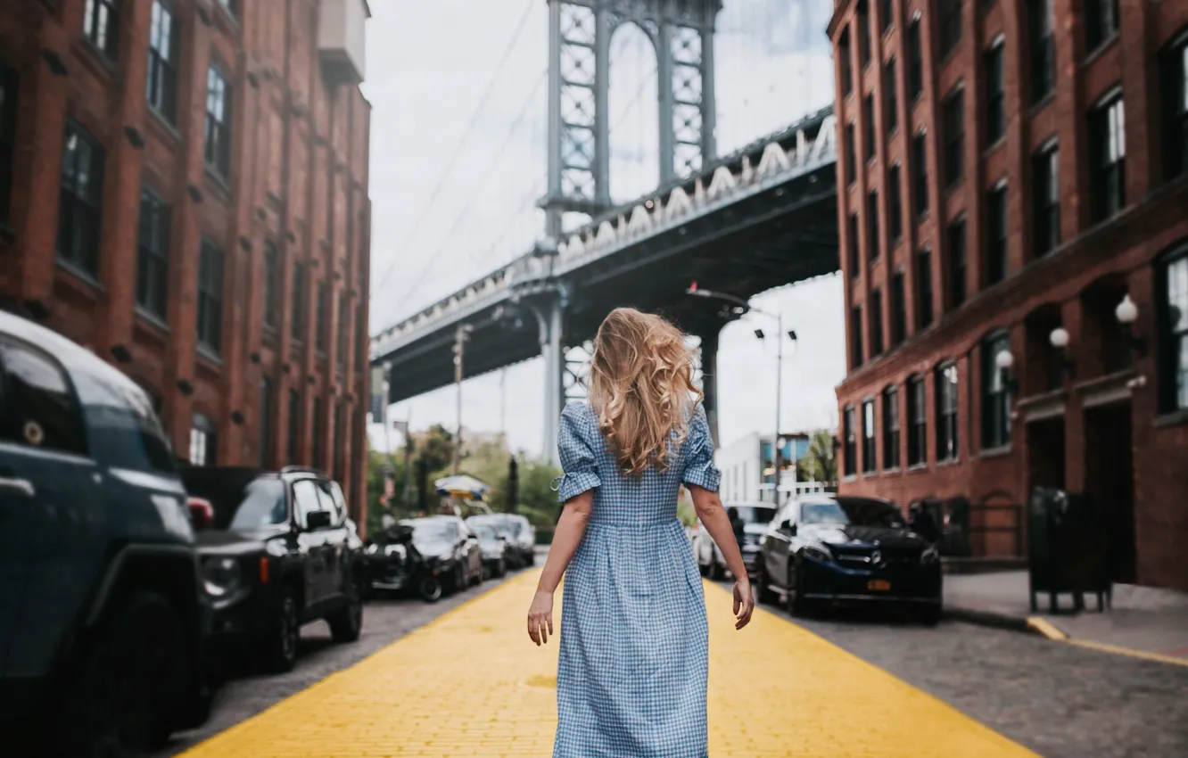 Фото обои девушка, мост, настроение, улица, здания, Нью-Йорк, дорожка