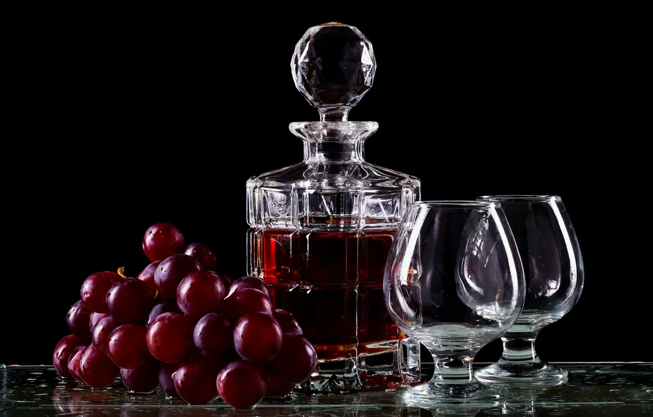 Фото обои стекло, стол, вино, бутылка, бокалы, виноград, гроздь, алкоголь