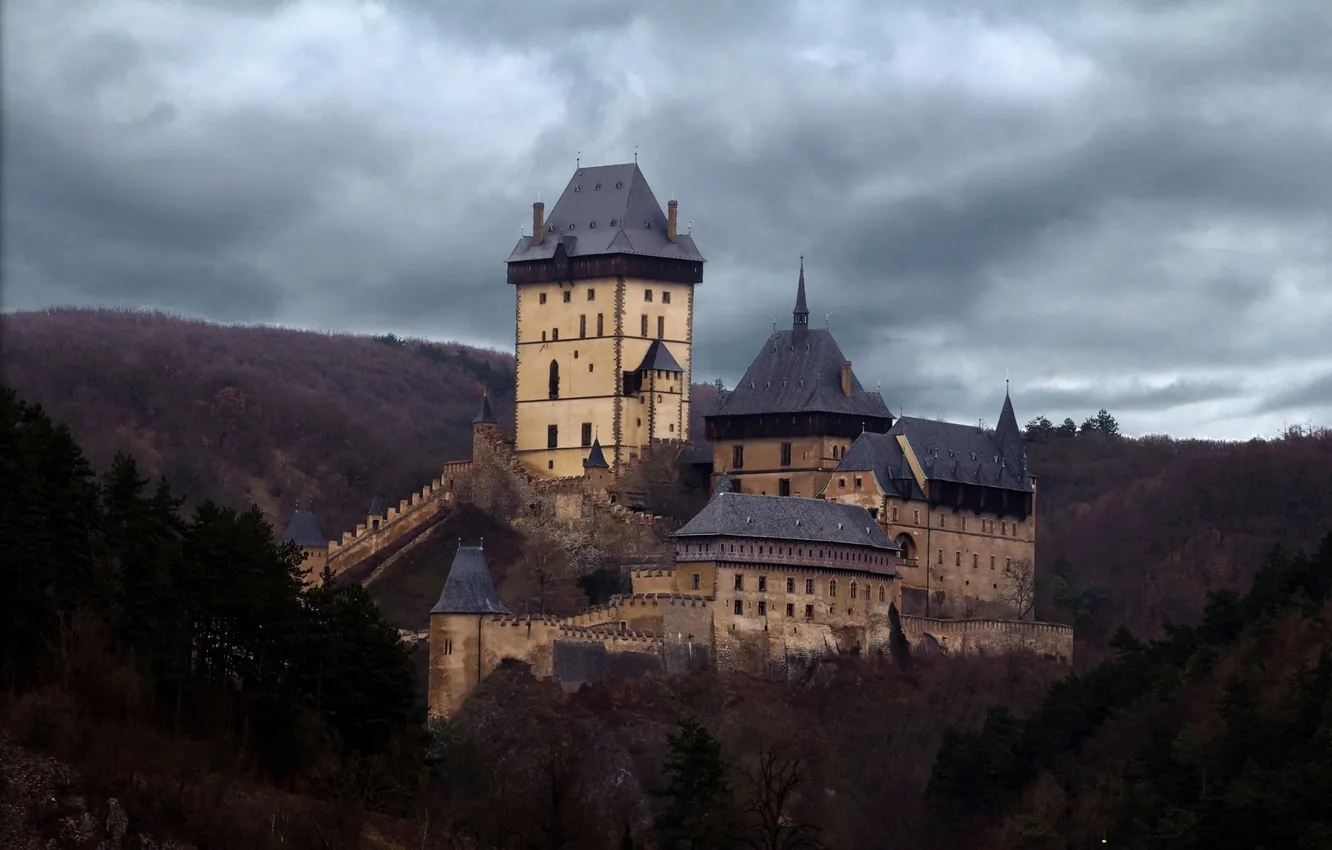Фото обои лес, пейзаж, тучи, замок, пасмурно, холмы, Чехия, Karlstejn Castle