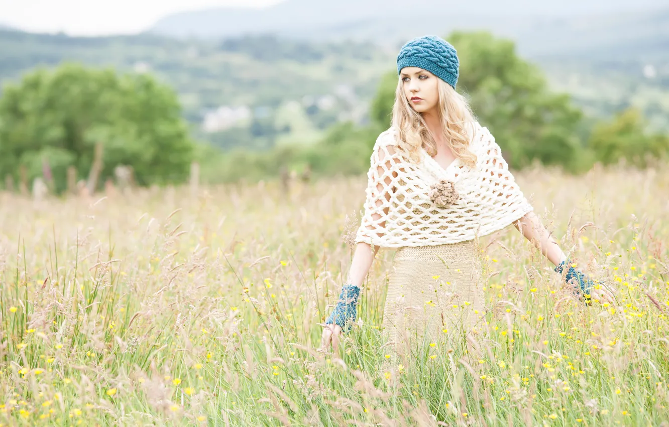 Фото обои поле, девушка, платье, fashion, берет, knitted clothes