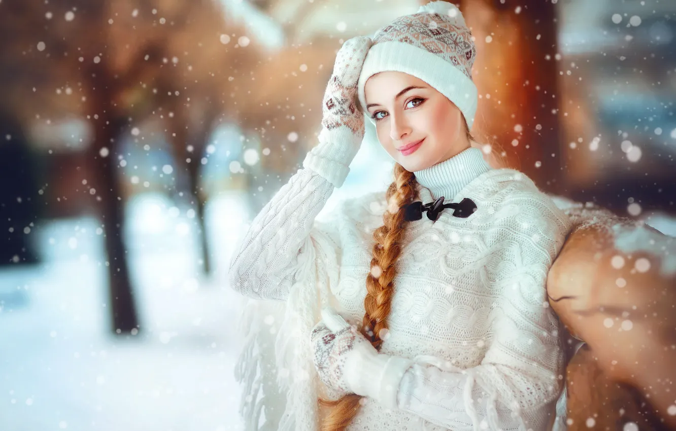 Фото обои взгляд, девушка, снег, милая, коса, шапочка, варежки, свитер