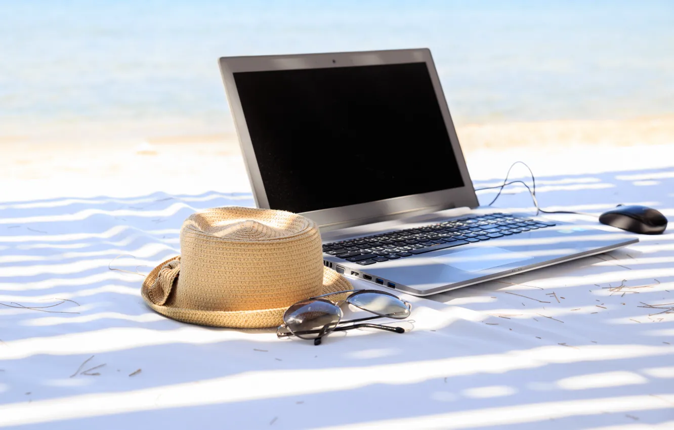 Фото обои пляж, лето, отдых, шляпа, очки, ноутбук, summer, beach