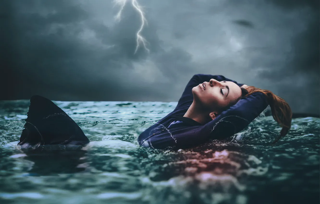 Фото обои девушка, шторм, стихия, молния, в воде, Amy Spanos, In too deep