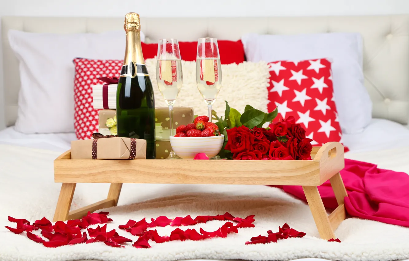 Фото обои розы, лепестки, бокалы, клубника, подарки, шампанское, Roses, Strawberry