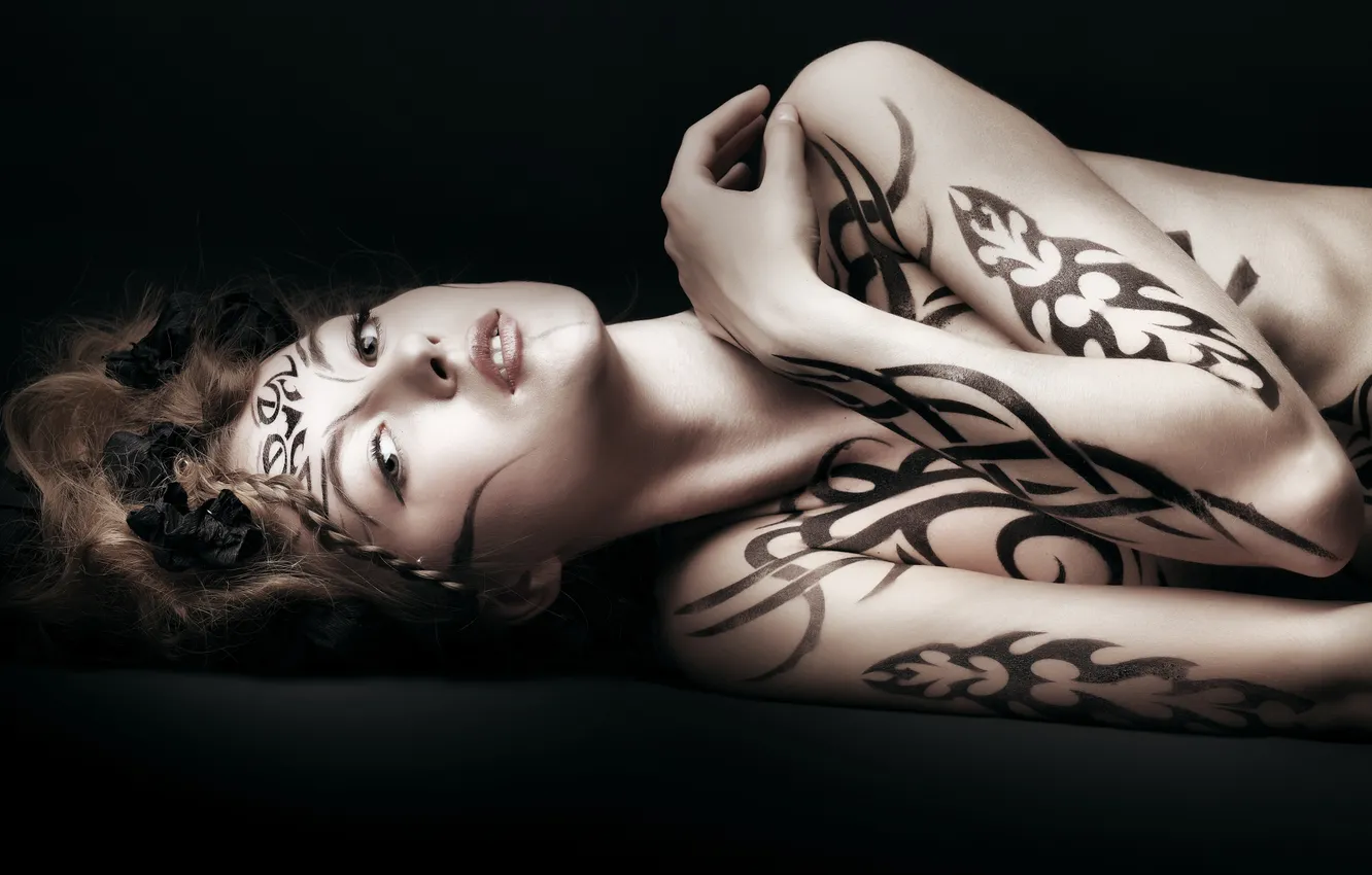 Фото обои взгляд, абстракция, фон, узор, тело, руки, тату, шатенка
