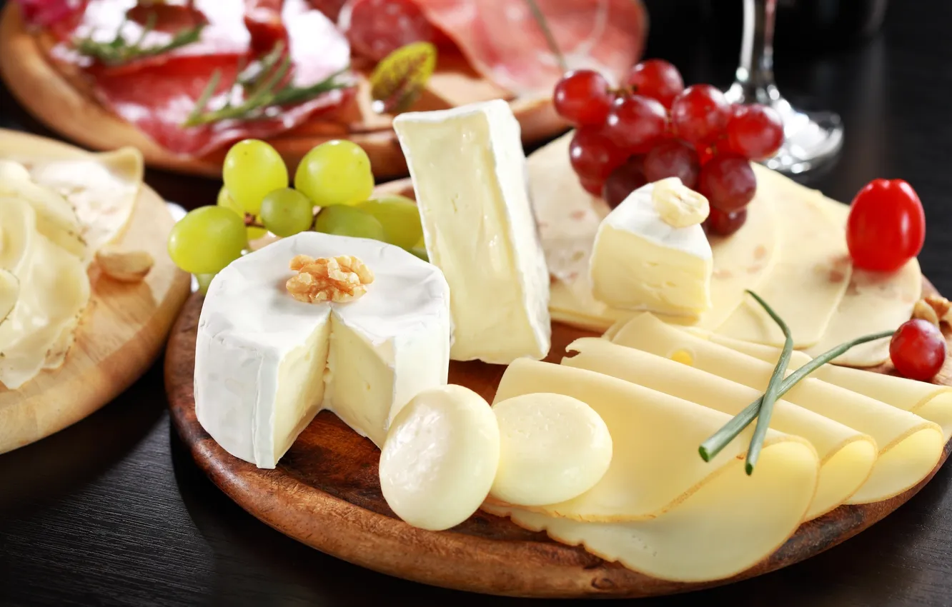 Фото обои стол, сыр, виноград, блюдо, камамбер, моцарелла