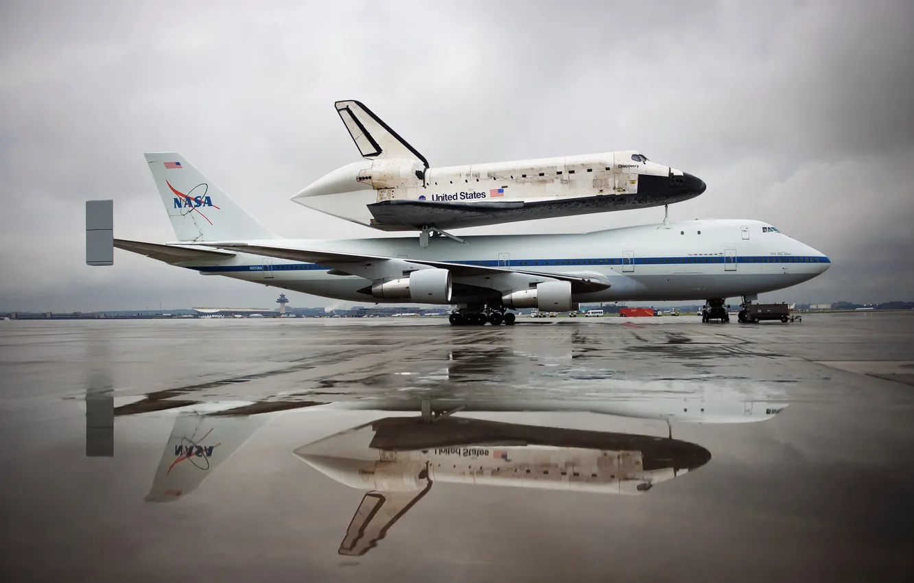 Фото обои отражение, лужа, Дискавери, самолёт, NASA, шатл, аэродром, наса