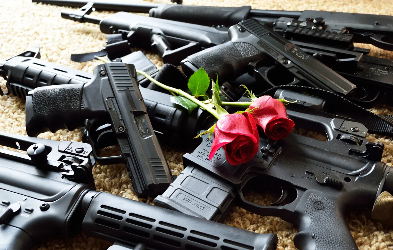 Фото обои оружие, пистолеты, розы, винтовки, штурмовые