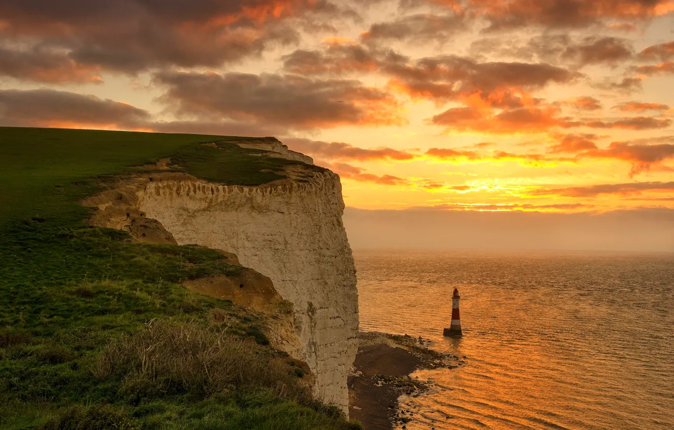 Фото обои море, облака, скала, маяк, Англия, зарево
