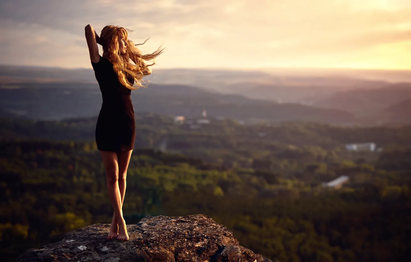 Фото обои девушка, ветер, камень, вид, высота, платье, ножки