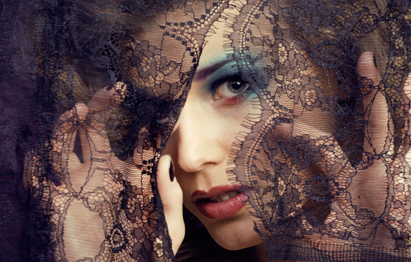 Фото обои взгляд, девушка, ресницы, руки, макияж, губы, ткань, тени