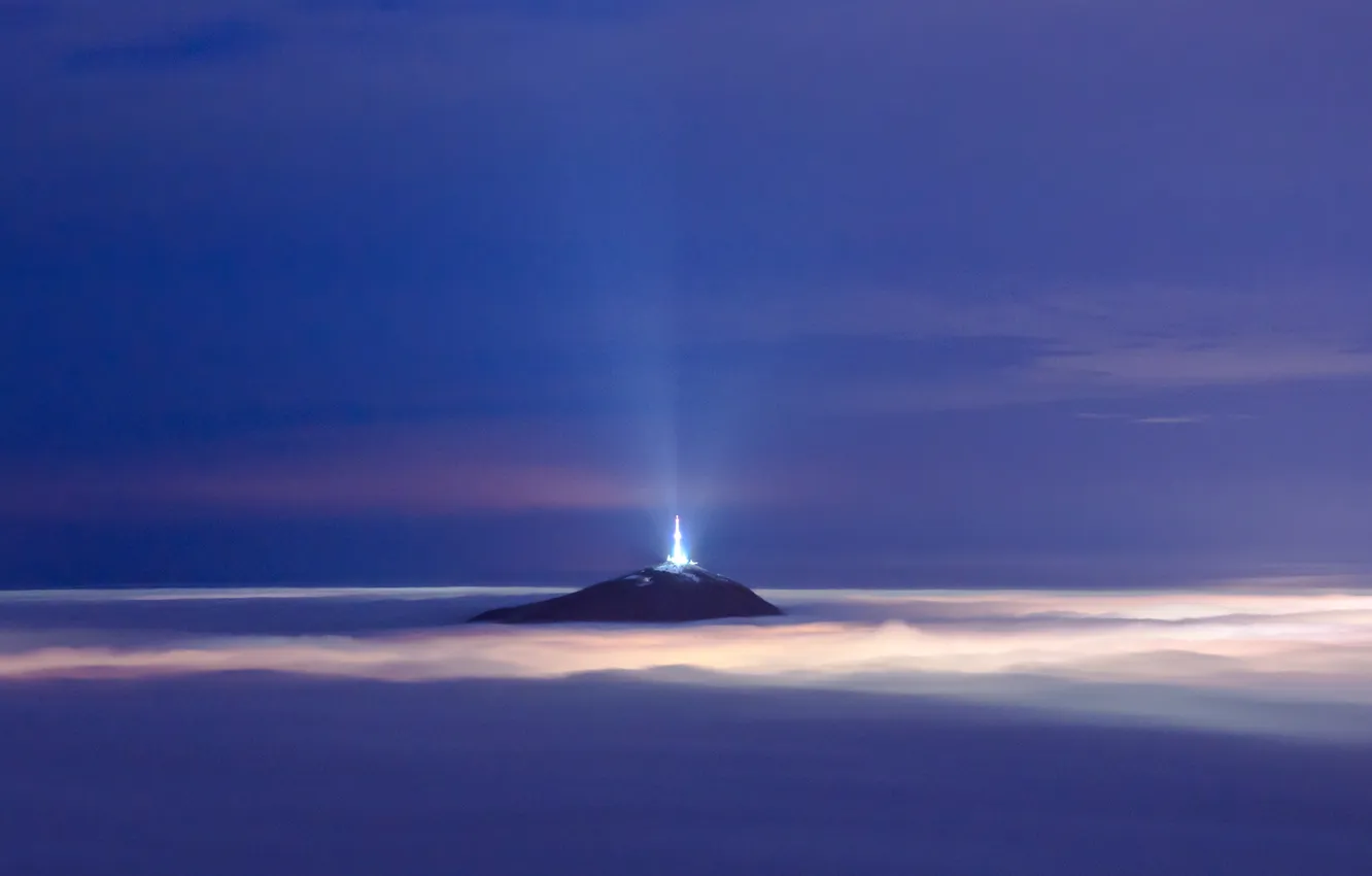 Фото обои небо, облака, свет, туман, гора, light, tower, sky