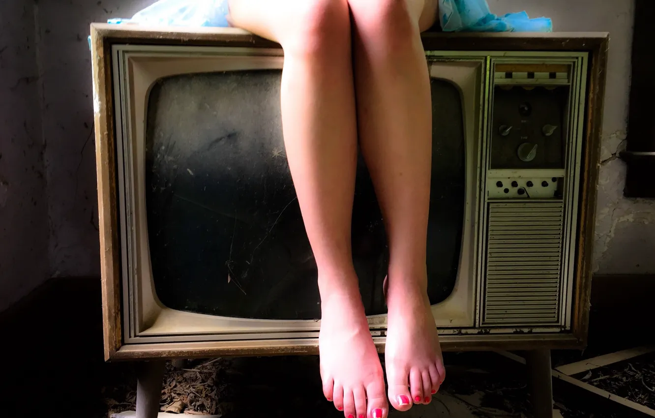 Фото обои девушка, ноги, телевизор