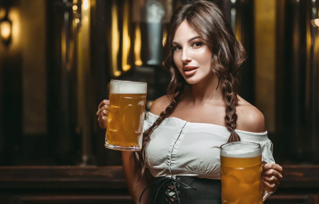 Фото обои взгляд, девушка, лицо, пиво, косички, кружки, Иван Ковалёв, Олеся Владимировна