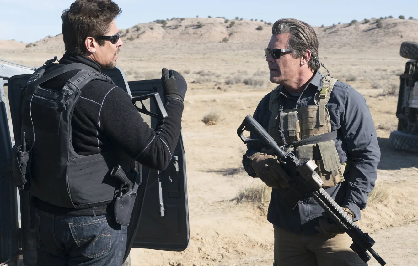 Фото обои машины, оружие, кадр, Бенисио Дель Торо, боевик, Josh Brolin, Джош Бролин, Benicio Del Toro